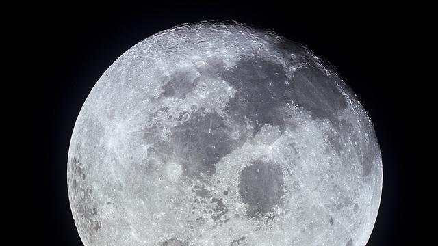 Auf dem Rückflug fotografieren die Astronauten den Mond