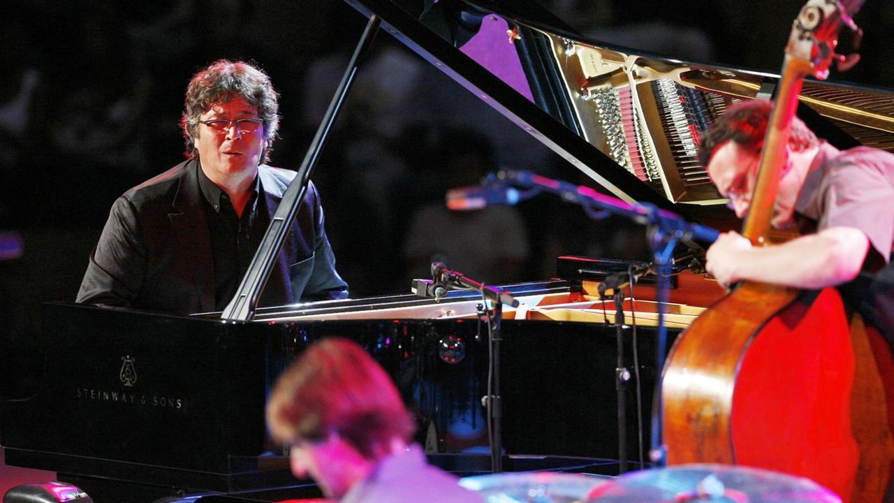 Der spanische Jazz-Pianist Chano Dominguez performt mit Mario Rossi und Marc Miralta beim Vitoria Jazz Festival. Der spanische Jazz-Pianist Chano Dominguez performt mit Mario Rossi und Marc Miralta beim Vitoria Jazz Festival.
