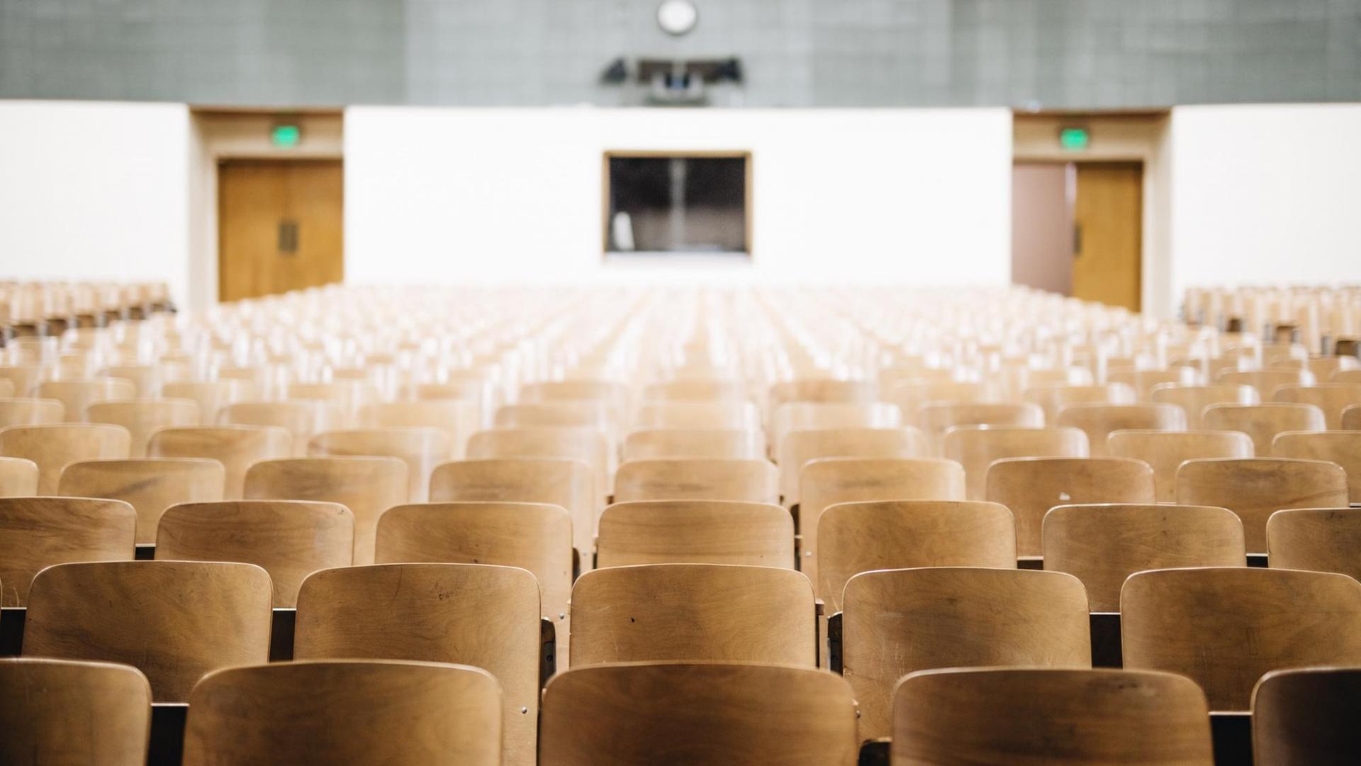 Leerer Hörsaal, Stuhlreihen Leerer Hörsaal, Stuhlreihen