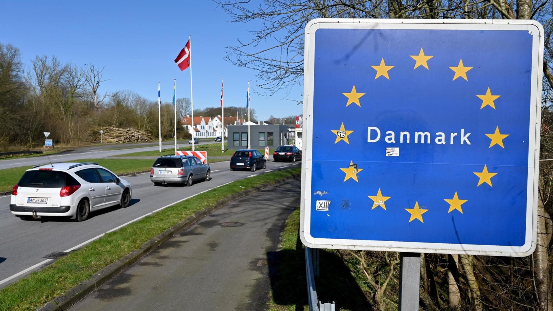 Wochenlang war die deutsche Grenze zu Dänemark - wie hier in Flensburg - wegen der Corona-Pandemie geschlossen. Autos fahren an einem Schild mit der Aufschrift "Danmark" vorbei. Wochenlang war die deutsche Grenze zu Dänemark - wie hier in Flensburg - wegen der Corona-Pandemie geschlossen. Autos fahren an einem Schild mit der Aufschrift "Danmark" vorbei.