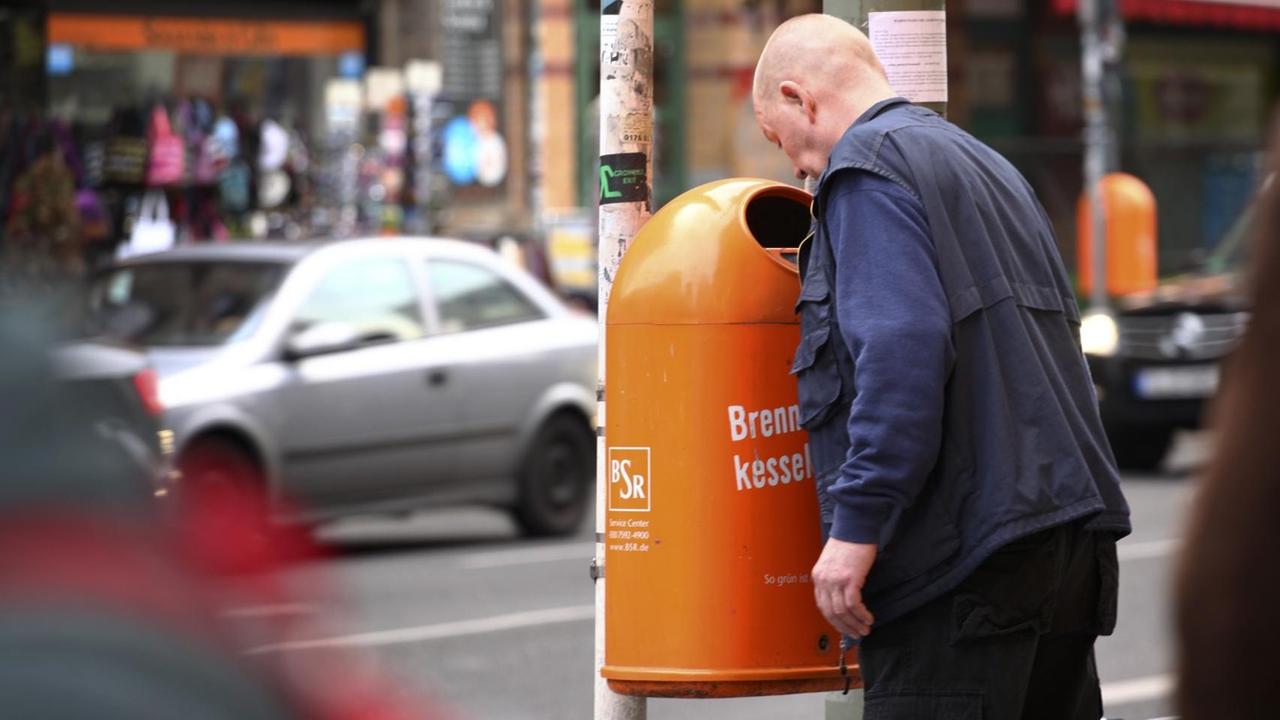 Ein Mann sucht in Berlin in einem Papierkorb nach Pfandflaschen oder Pfanddosen (Symbolbild) Ein Mann sucht in Berlin in einem Papierkorb nach Pfandflaschen oder Pfanddosen (Symbolbild)