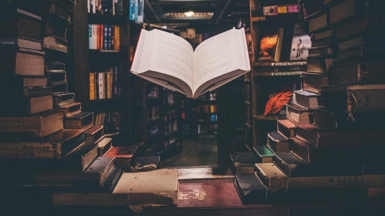 Ein schwebendes Buch inmitten einer Bibliothek. Ein schwebendes Buch inmitten einer Bibliothek.