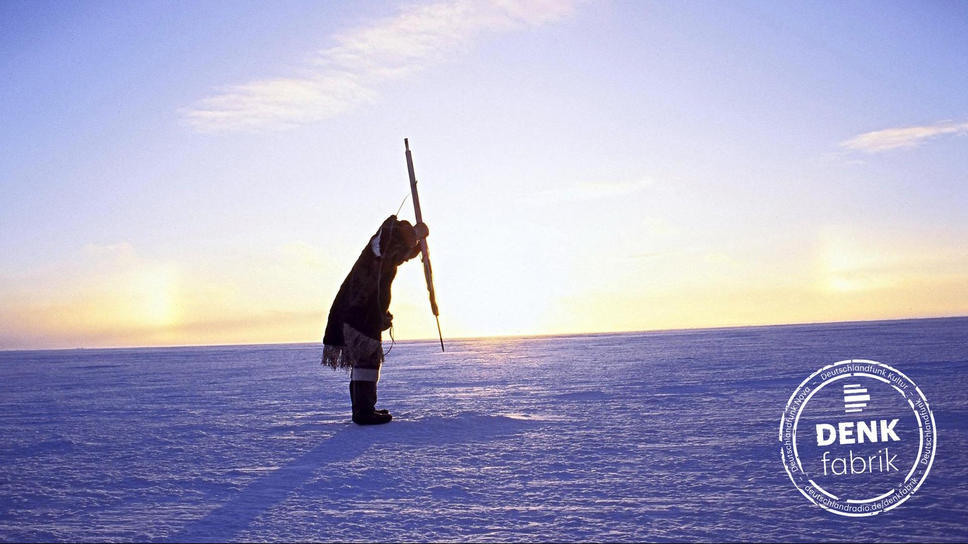Ein Eskimo ist auf der Jagd nach Seehunden, aufgenommen 1995 im kandadischen Territorium Nunavut. Undatiert. Ein Eskimo ist auf der Jagd nach Seehunden, aufgenommen 1995 im kandadischen Territorium Nunavut. Undatiert.