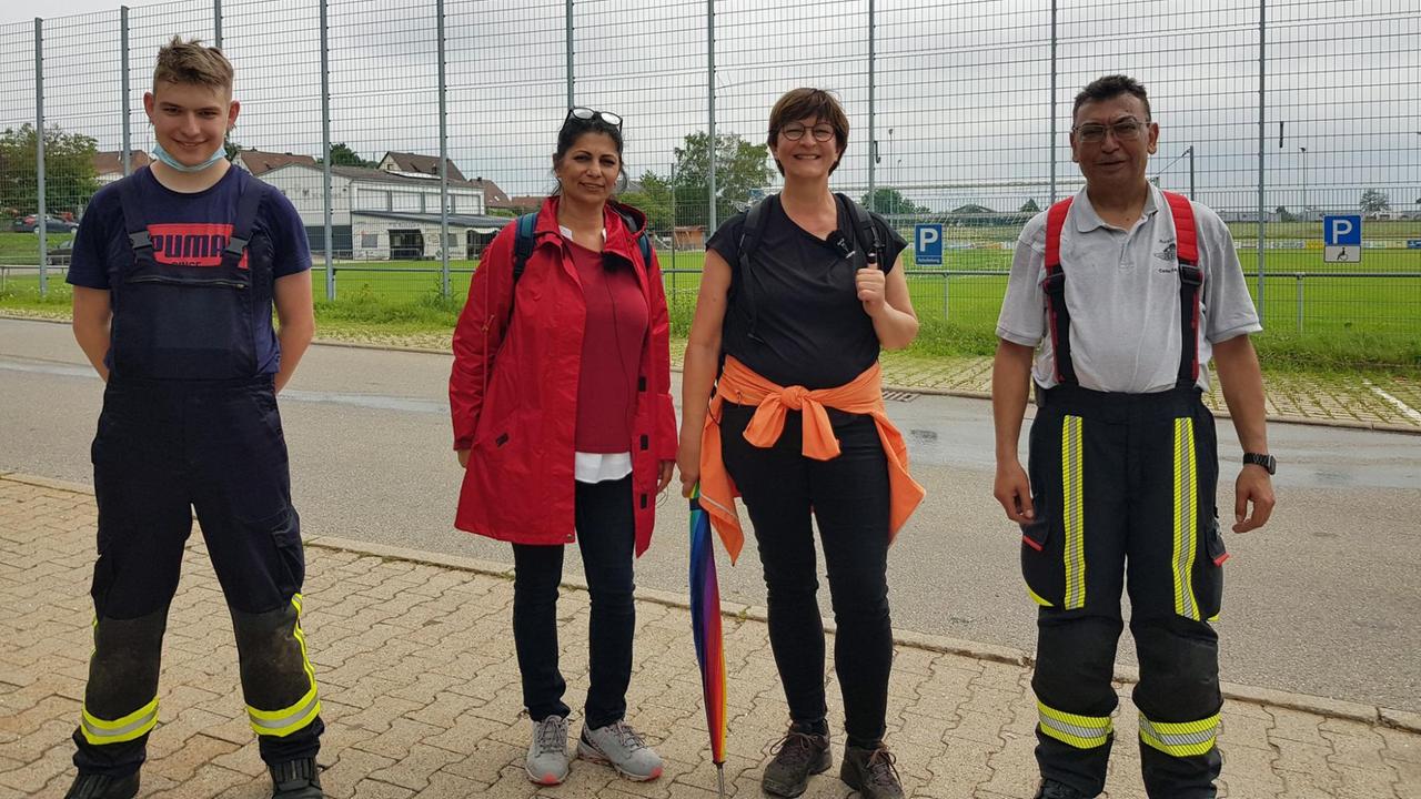 Derya Türk-Nachbaur und SPD-Chefin Saksia Esken posieren zwischen zwei Feuerwehrmännern für ein Foto. Derya Türk-Nachbaur und SPD-Chefin Saksia Esken posieren zwischen zwei Feuerwehrmännern für ein Foto.
