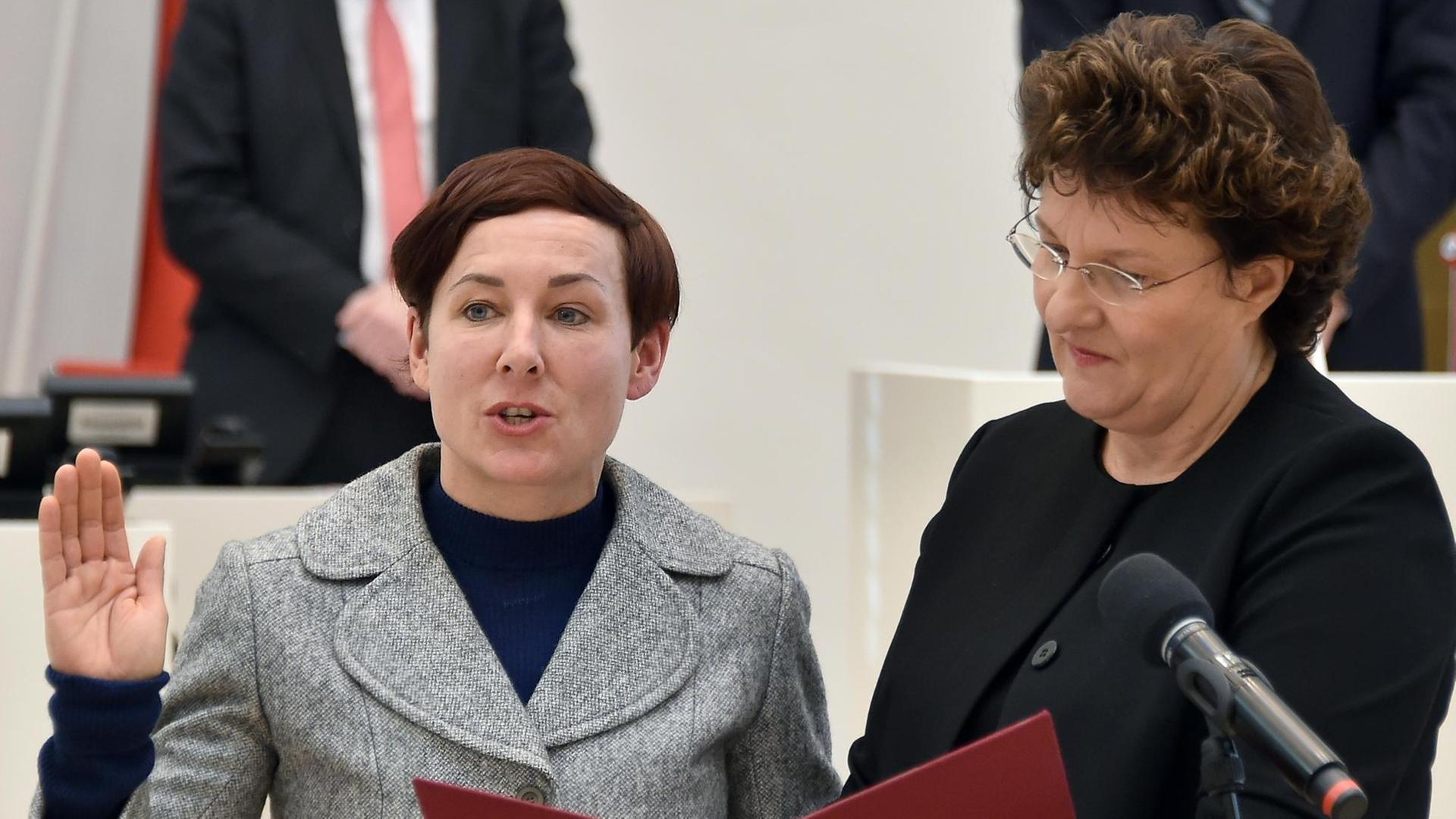 Das Foto zeigt die Schriftstellerin Juli Zeh bei ihrer Vereidigung als brandenburgische Verfassungsrichterin. Das Foto zeigt die Schriftstellerin Juli Zeh bei ihrer Vereidigung als brandenburgische Verfassungsrichterin.