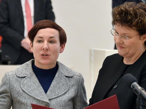 Das Foto zeigt die Schriftstellerin Juli Zeh bei ihrer Vereidigung als brandenburgische Verfassungsrichterin.