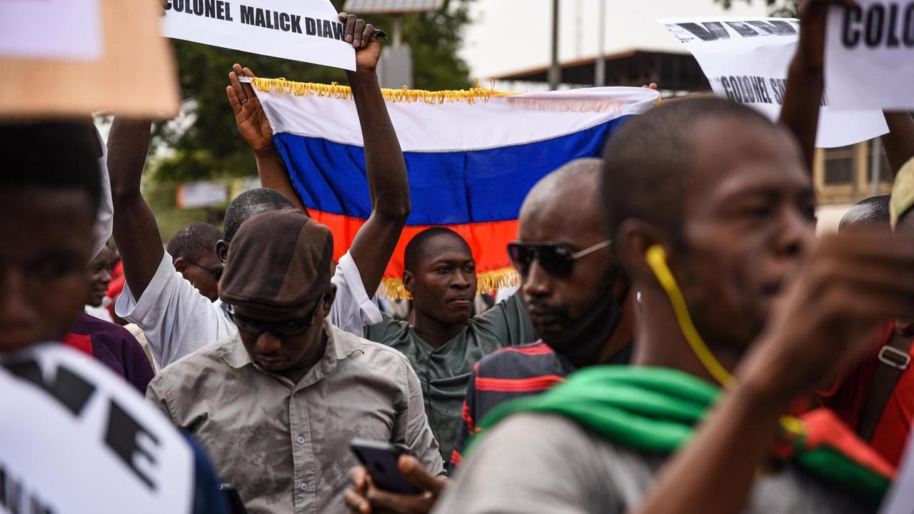 Bei einer Demonstration im Mai 2021 in Malis Hauptstadt Bamako ist eine russische Flagge zu sehen.