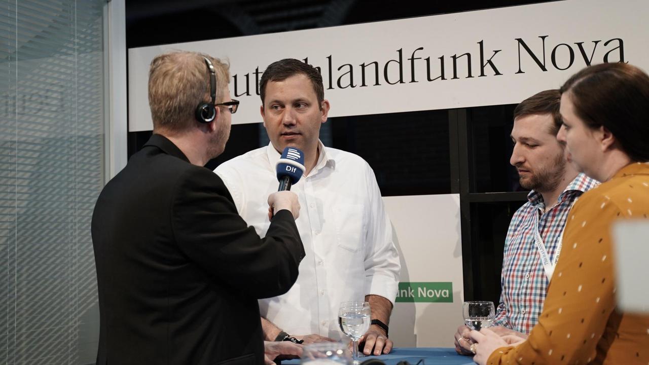 SPD-Generalsekretär Lars Klingbeil (2.v.l.) auf der re:publica 2019 im Gespräch mit Deutschlandfunk-Moderator Stefan Fries. Neben ihnen stehen der Social-Media-Analyst Luca Hammer und die Journalistin Karolin Schwarz. SPD-Generalsekretär Lars Klingbeil (2.v.l.) auf der re:publica 2019 im Gespräch mit Deutschlandfunk-Moderator Stefan Fries. Neben ihnen stehen der Social-Media-Analyst Luca Hammer und die Journalistin Karolin Schwarz.