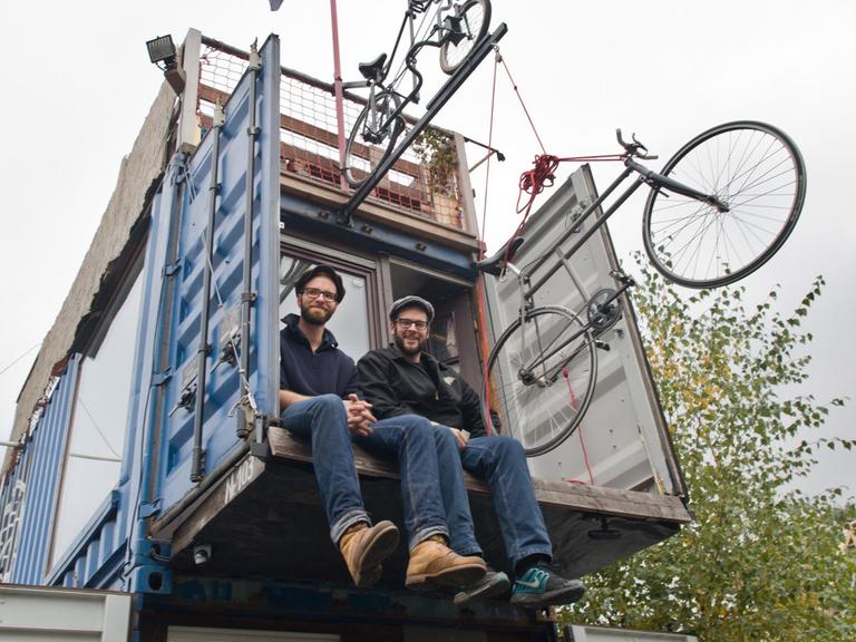 Das Platzprojekt Hannover ist ein von der Bundesregierung gefördertes Modell- und Forschungsprojekt zur experimentellen Stadtentwicklung. In verschiedenen Containern haben sich Start-Ups, Künstler und Kreative niedergelassen und verwirklichen ihre Ideen.