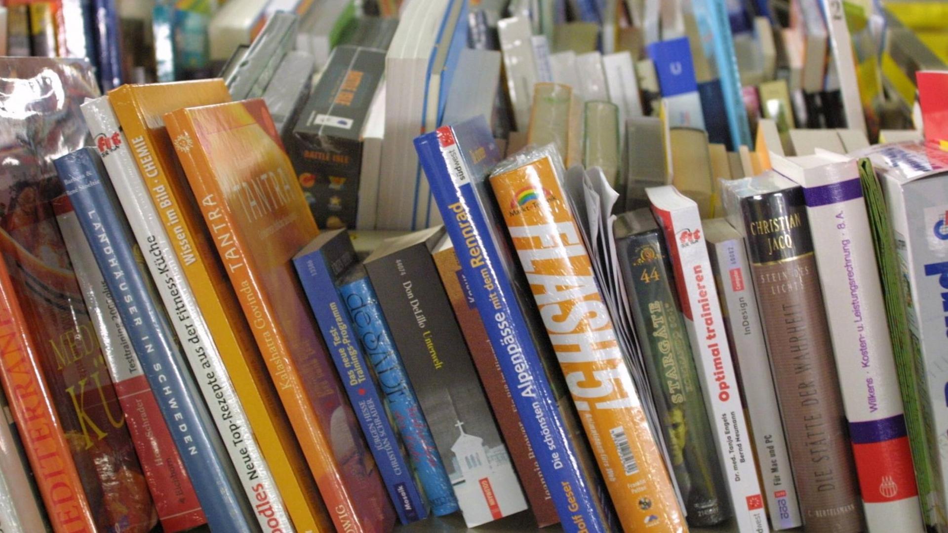 Eingeschweißte Bücher stapeln sich in Reihen nebeneinander. Eingeschweißte Bücher stapeln sich in Reihen nebeneinander.