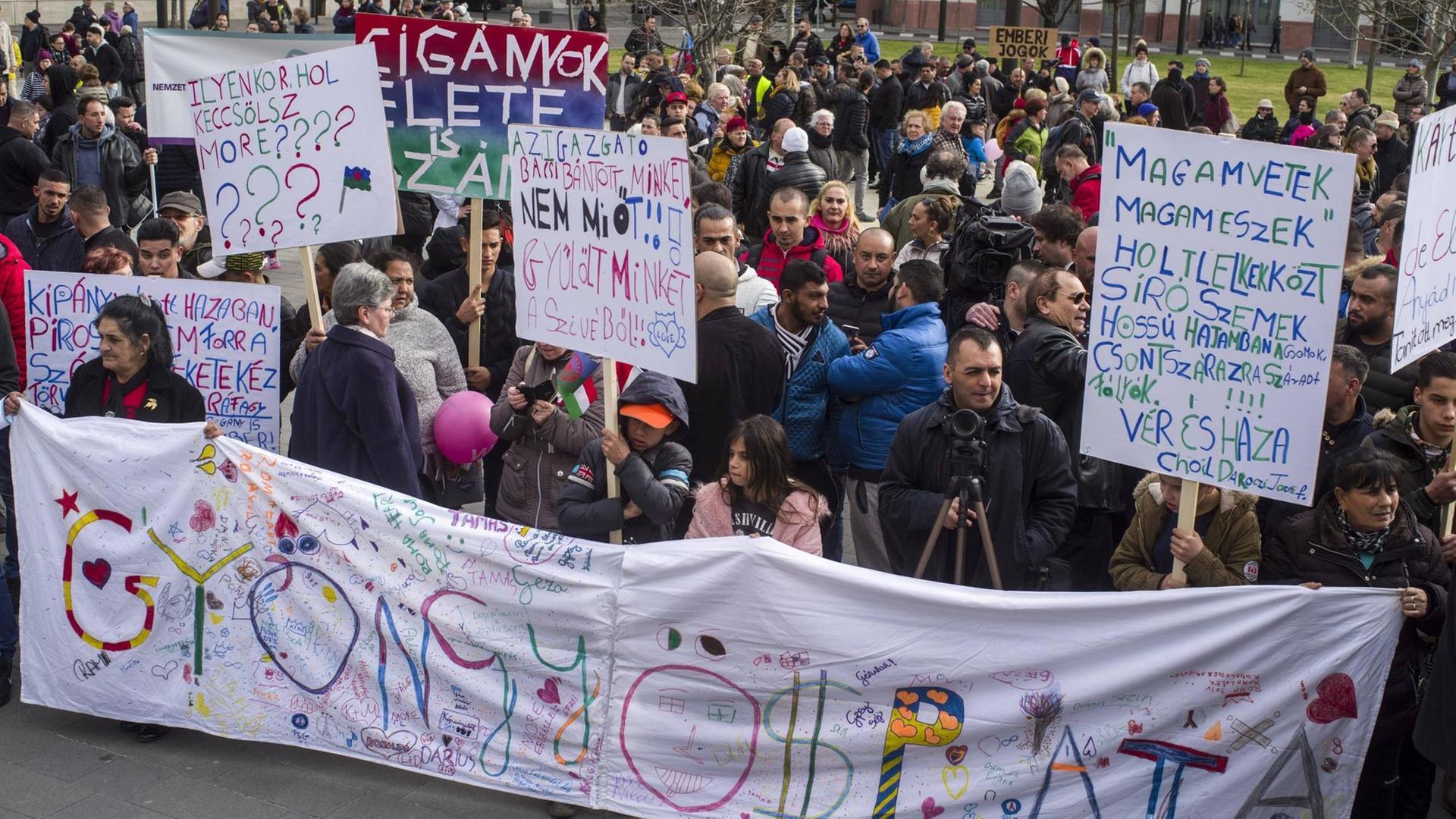 Demonstranten gegen die Diskriminierung von Roma am 23.02.2020 in Budapest. Demonstranten gegen die Diskriminierung von Roma am 23.02.2020 in Budapest.