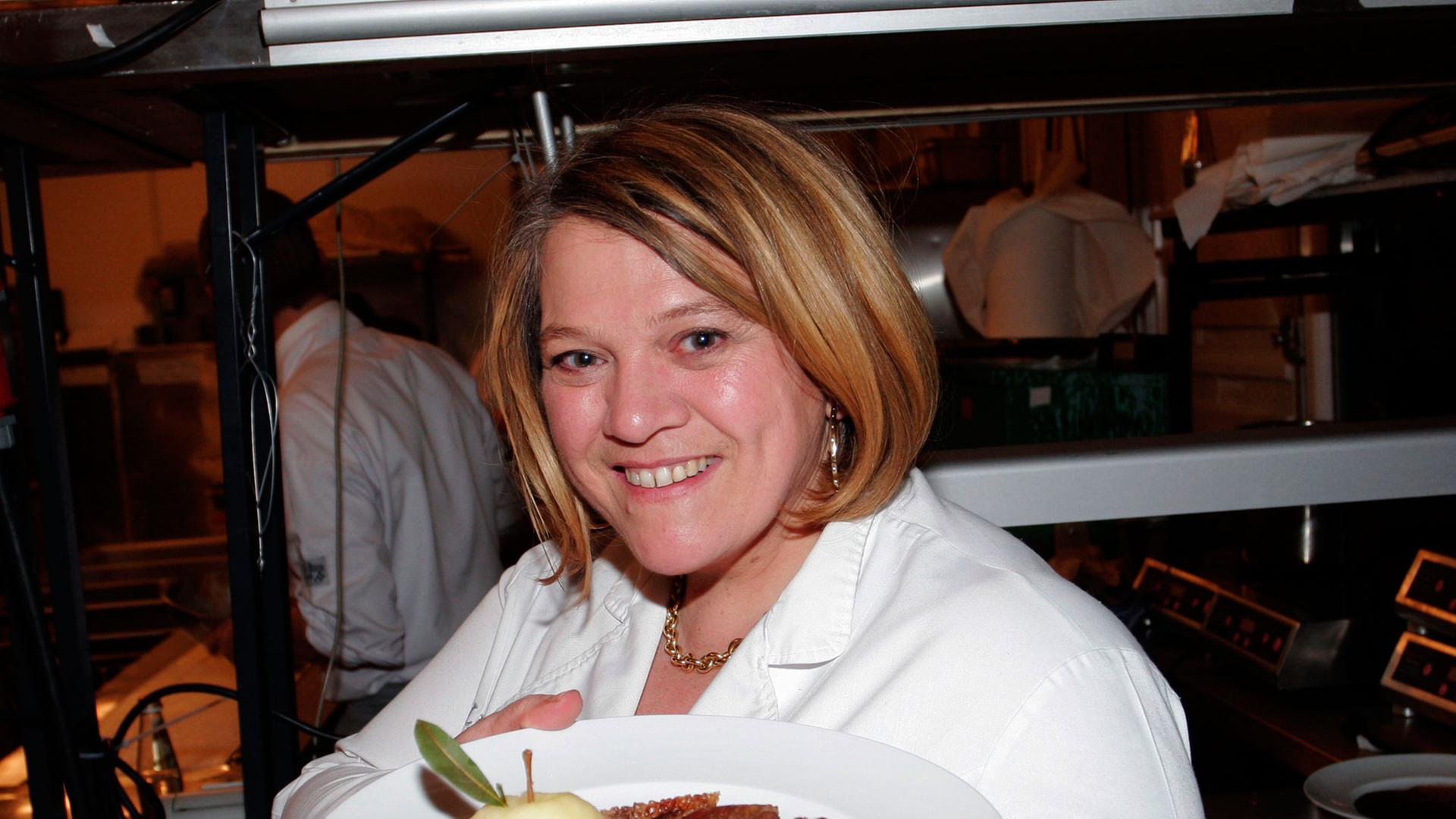 Die Luxemburgische Sterneköchin Lea Linster (ein Michelin-Stern) gewann bisher als einzige Frau den Bocuse d'Or, eine der höchsten Auszeichnungen für Köche. Die Luxemburgische Sterneköchin Lea Linster (ein Michelin-Stern) gewann bisher als einzige Frau den Bocuse d'Or, eine der höchsten Auszeichnungen für Köche.