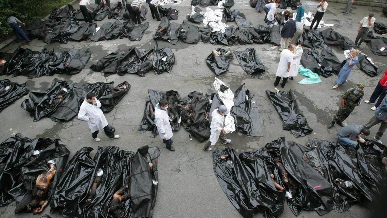 Leichen der Opfer des Geiseldramas in Beslan