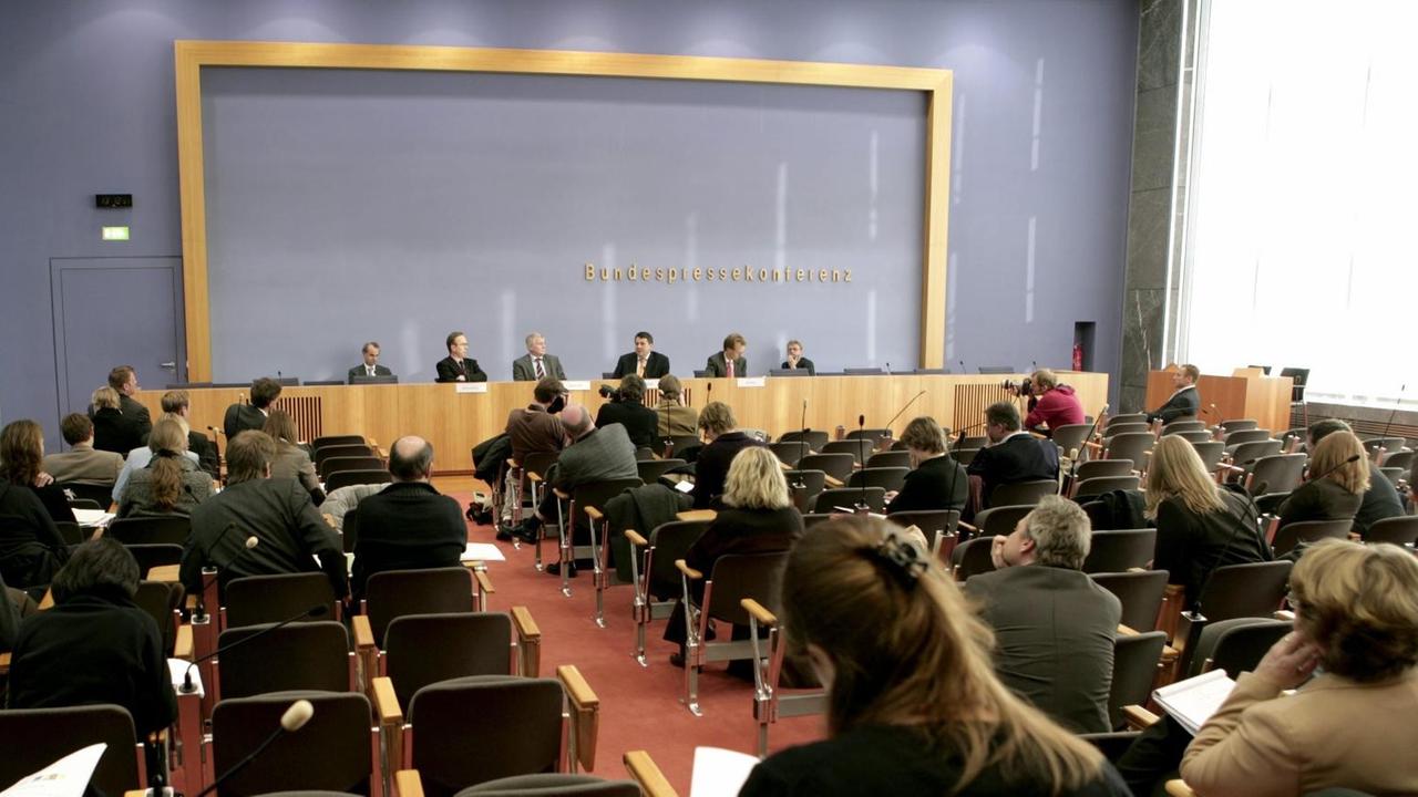 Zu sehen ist der Konferenzsaal der Bundespressekonferenz von innen. Zu sehen ist der Konferenzsaal der Bundespressekonferenz von innen.