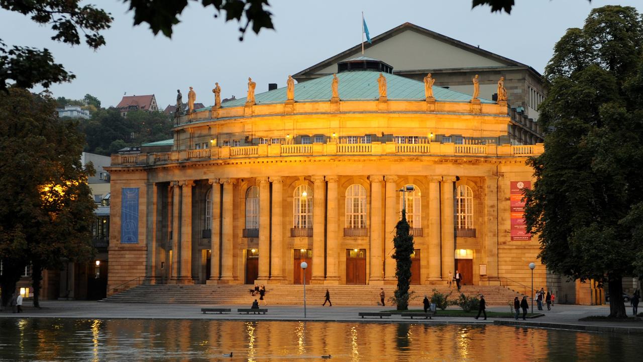 Stuttgarter Opernhaus in der Abenddämmerung Stuttgarter Opernhaus in der Abenddämmerung
