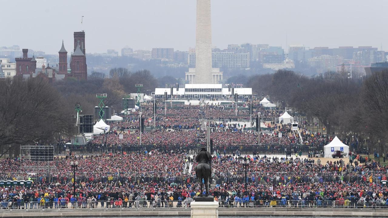 Das Bild zeigt die Zuschauer bei der Vereidigung von Präsident Donald Trump auf dem Platz zwischen dem Kapitol und dem Washington Monument.