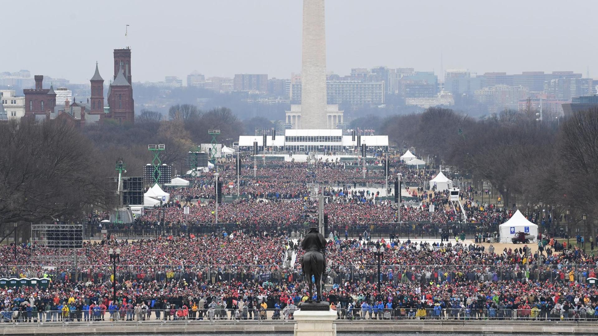 Das Bild zeigt die Zuschauer bei der Vereidigung von Präsident Donald Trump auf dem Platz zwischen dem Kapitol und dem Washington Monument.
