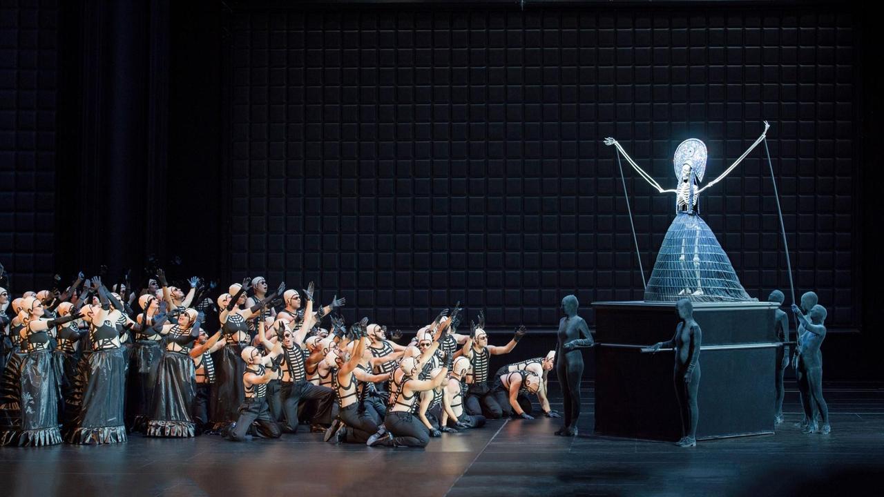Eine Szene aus Hans Neuenfels Inszenierung von Tschaikowskis "Pique Dame" bei den Salzburger Festspielen 2018 Eine Szene aus Hans Neuenfels Inszenierung von Tschaikowskis "Pique Dame" bei den Salzburger Festspielen 2018