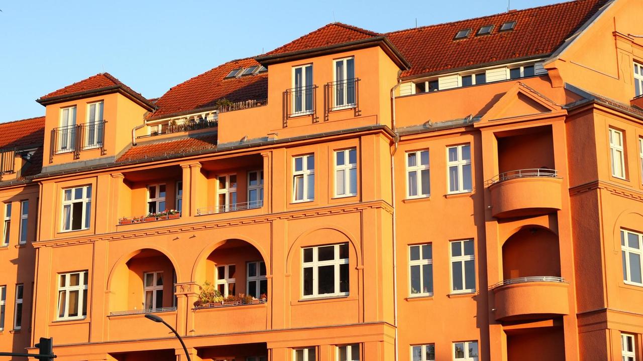 17.09.2017, Berlin: Sonne fällt auf einen Altbau im Stadtteil Friedenau. Foto: Wolfram Steinberg/dpa | Verwendung weltweit 17.09.2017, Berlin: Sonne fällt auf einen Altbau im Stadtteil Friedenau. Foto: Wolfram Steinberg/dpa | Verwendung weltweit