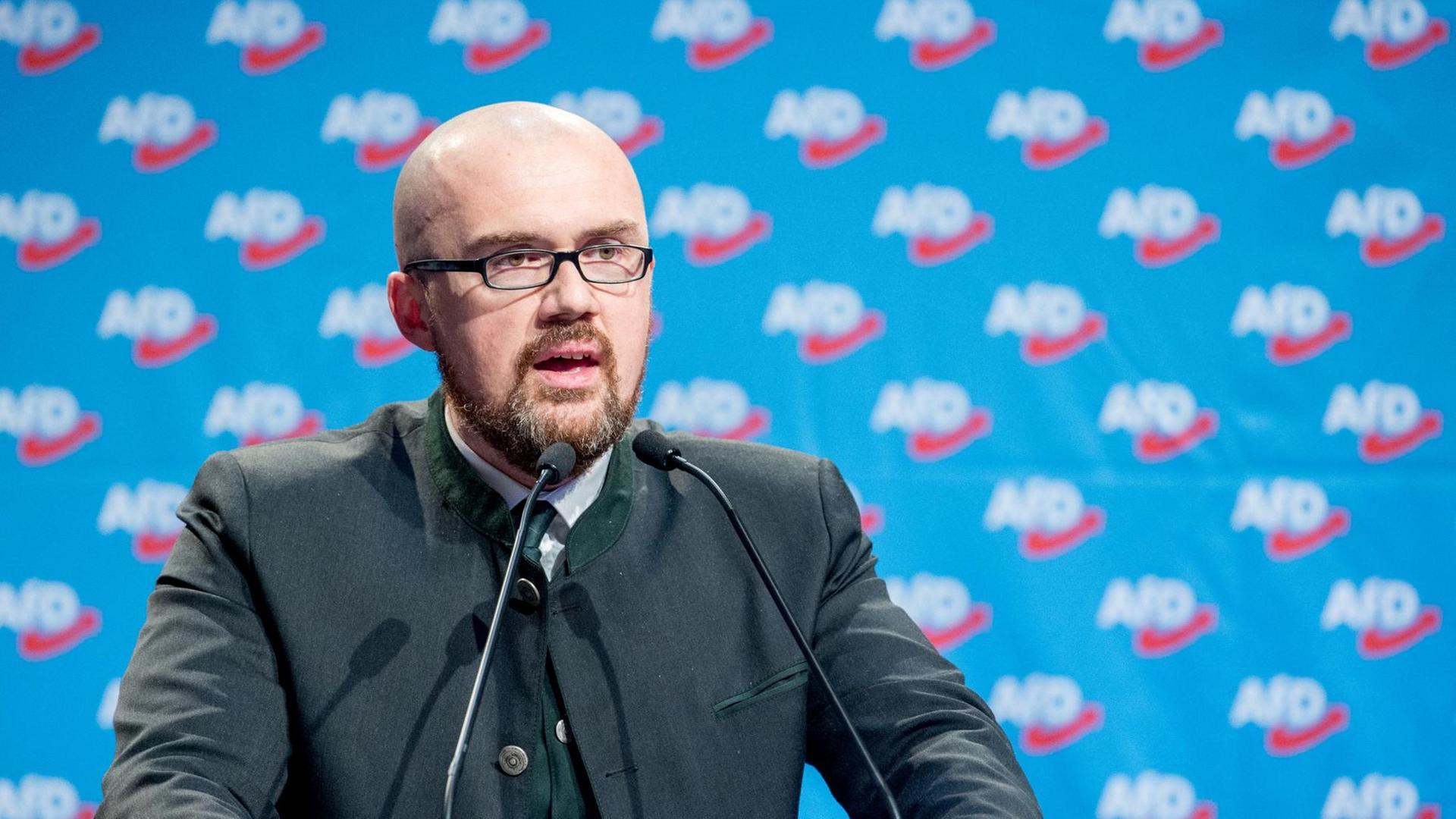 Hans-Thomas Tillschneider, AfD-Landtagsabgeordneter in Sachsen-Anhalt, steht am 03.12.2017 beim Bundesparteitag der Alternative für Deutschland im HCC Hannover Congress Centrum in Hannover am Rednerpulzt und spricht. Hans-Thomas Tillschneider, AfD-Landtagsabgeordneter in Sachsen-Anhalt, steht am 03.12.2017 beim Bundesparteitag der Alternative für Deutschland im HCC Hannover Congress Centrum in Hannover am Rednerpulzt und spricht.