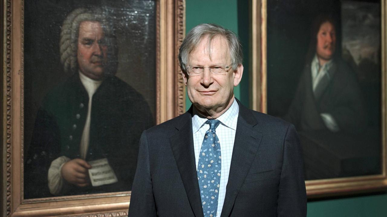 Vater, Sohn und Interpret: Der große Bach-Dirigent Sir John Eliot Gardiner zwischen Köpfen der "Musicalisch-Bachischen Familie". Links Johann Sebastian, rechts dessen Vater Johann Ambrosius Vater, Sohn und Interpret: Der große Bach-Dirigent Sir John Eliot Gardiner zwischen Köpfen der "Musicalisch-Bachischen Familie". Links Johann Sebastian, rechts dessen Vater Johann Ambrosius