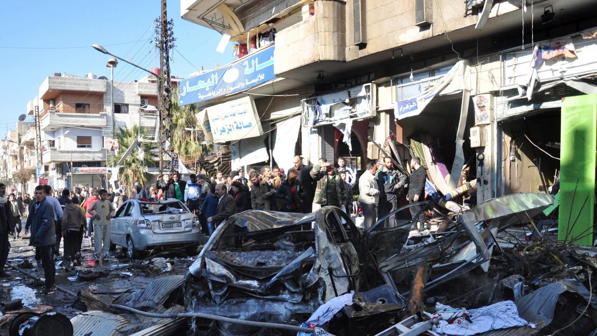 Zerstörungen in der syrischen Stadt Homs nach einem Bombenanschlag am 28.12.2015. Zerstörungen in der syrischen Stadt Homs nach einem Bombenanschlag am 28.12.2015.