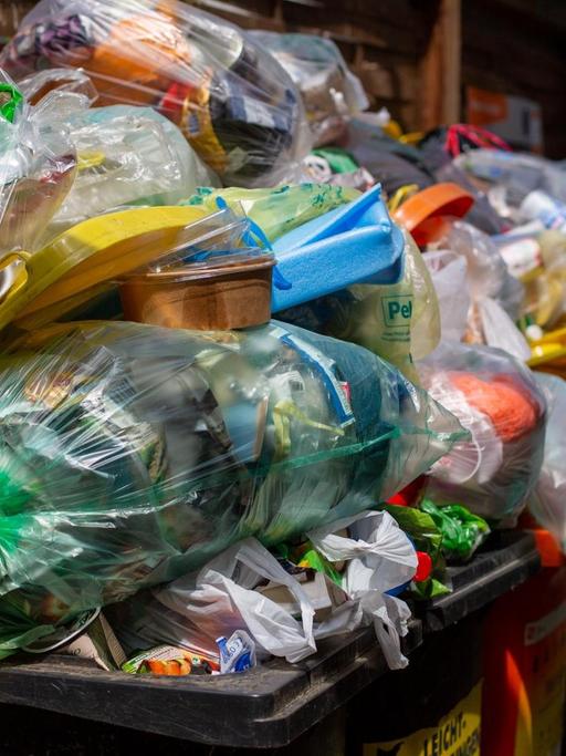 Überfüllte Müllcontainer stehen in einem Hinterhof. (zu dpa «30 Jahre Mülltrennung - Entsorger fordern bessere Plastikverpackungen» vom 09.06.2021)