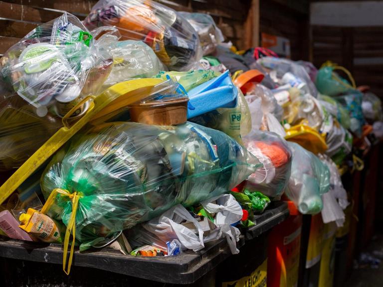 Überfüllte Müllcontainer stehen in einem Hinterhof. (zu dpa «30 Jahre Mülltrennung - Entsorger fordern bessere Plastikverpackungen» vom 09.06.2021)
