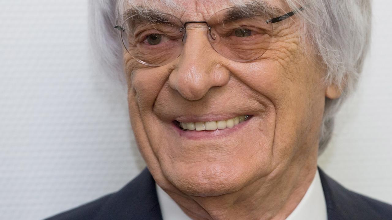 Der Formel-1-Chef Bernie Ecclestone steht am 05.08.2014 in München (Bayern) im Landgericht München I vor Prozessbeginn im Verhandlungssaal. Der Formel-1-Chef Bernie Ecclestone steht am 05.08.2014 in München (Bayern) im Landgericht München I vor Prozessbeginn im Verhandlungssaal.