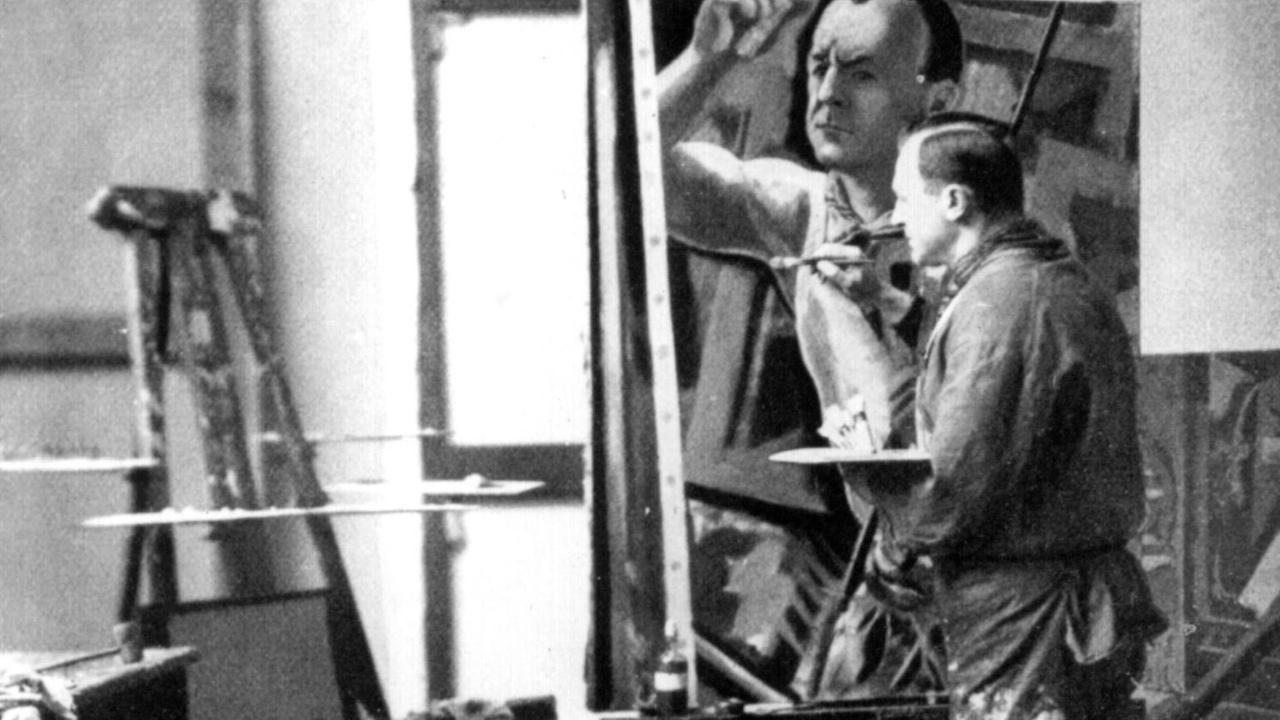 George Grosz steht an der Staffelei vor seinem Selbstbildnis George Grosz steht an der Staffelei vor seinem Selbstbildnis