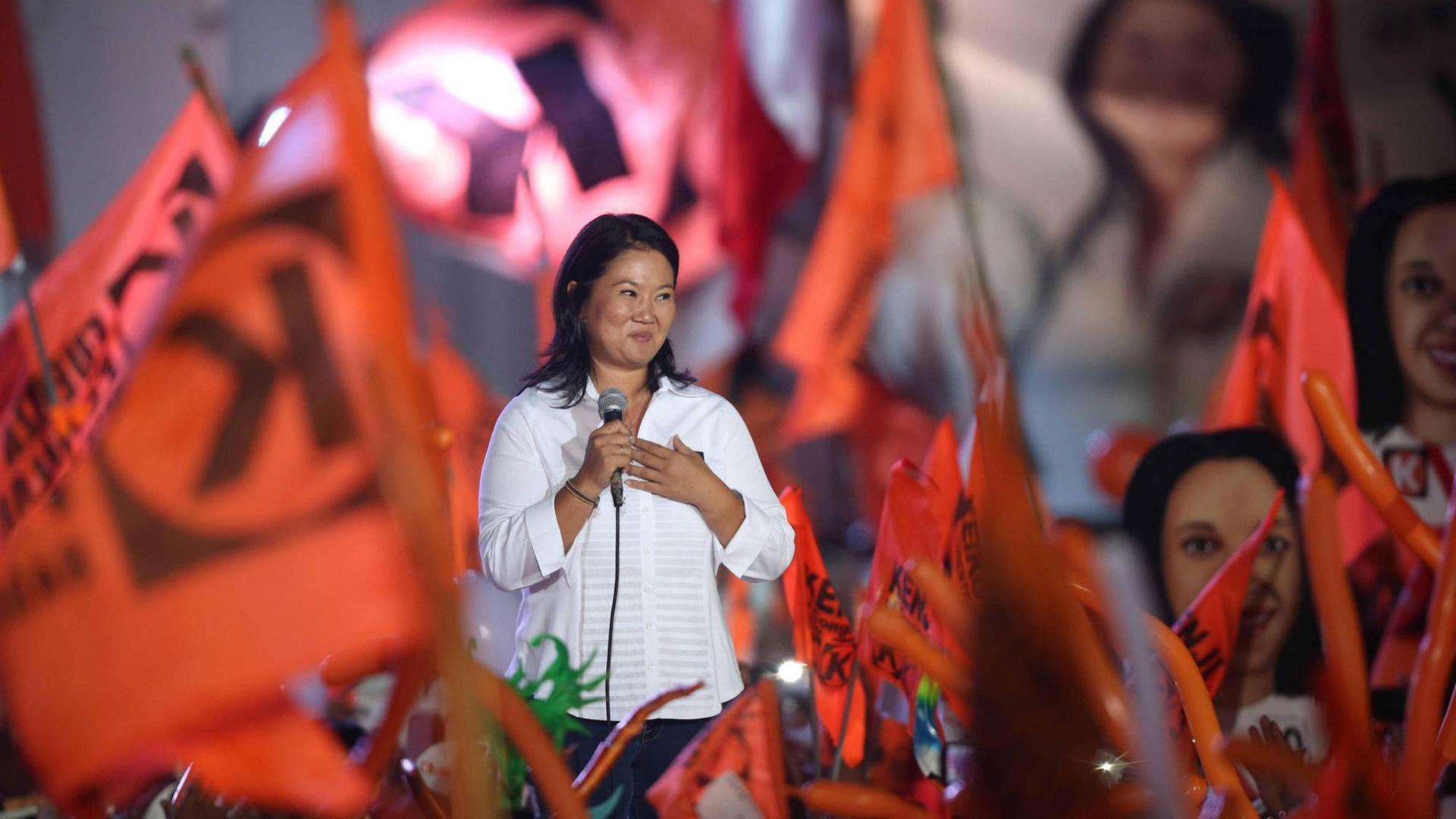 Die peruanische Präsidentschaftskandidatin Keiko Fujimori auf einer Wahlkampfveranstaltung. Die peruanische Präsidentschaftskandidatin Keiko Fujimori auf einer Wahlkampfveranstaltung.