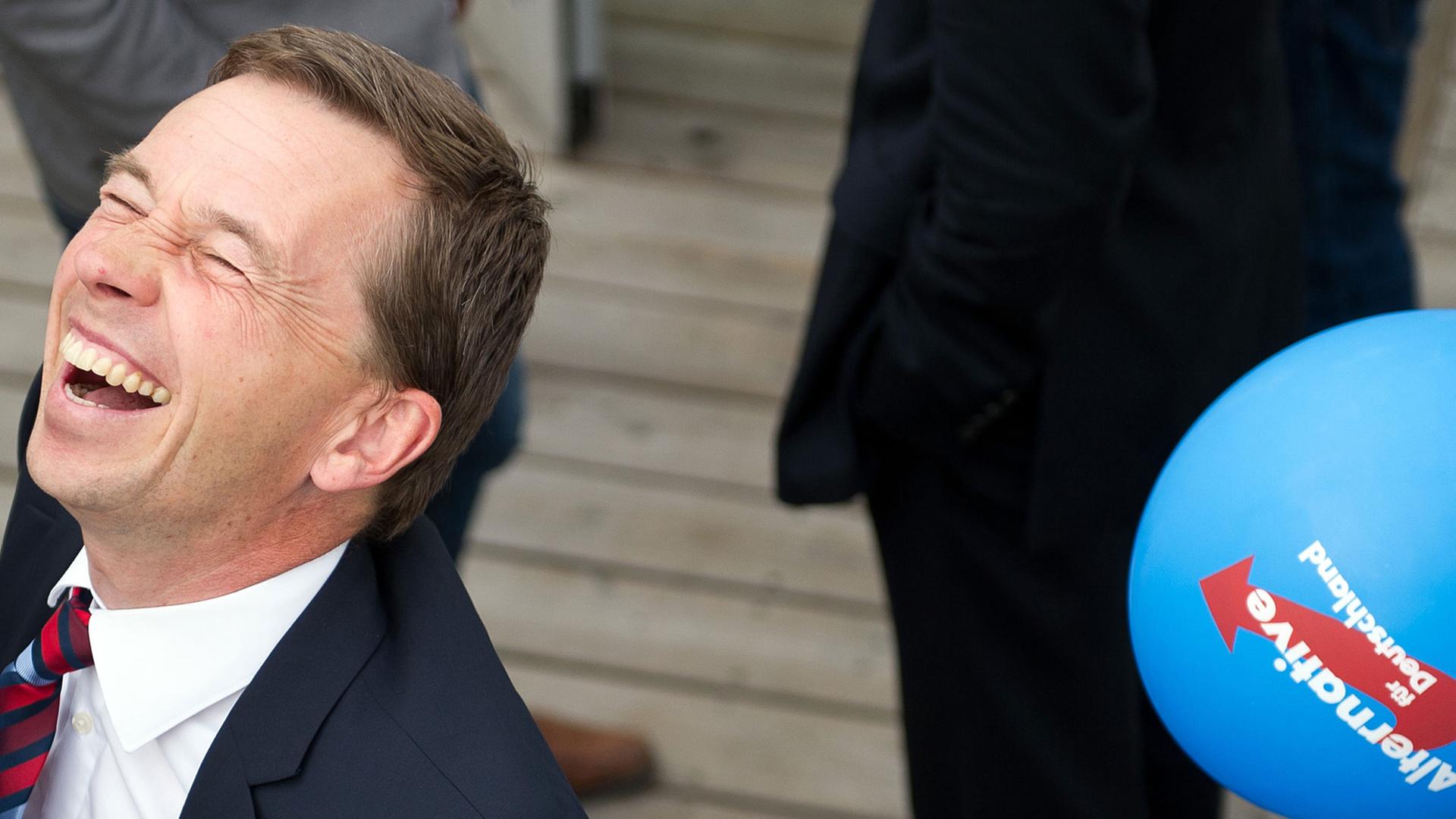 Der Bundesvorsitzende der Alternative für Deutschland, Bernd Lucke, lacht in Berlin bei der Wahlparty der AfD anlässlich der Landtagswahl in Sachsen. Der Bundesvorsitzende der Alternative für Deutschland, Bernd Lucke, lacht in Berlin bei der Wahlparty der AfD anlässlich der Landtagswahl in Sachsen.
