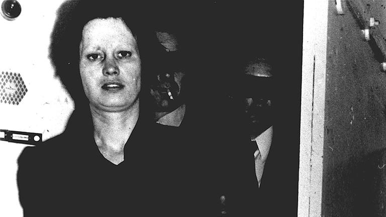 Das Polizeifoto zeigt die mutmaßliche RAF-Terroristin Ulrike Meinhof nach ihrer Festnahme in Hannover-Langenhagen, aufgenommen am 18. Juni 1972.