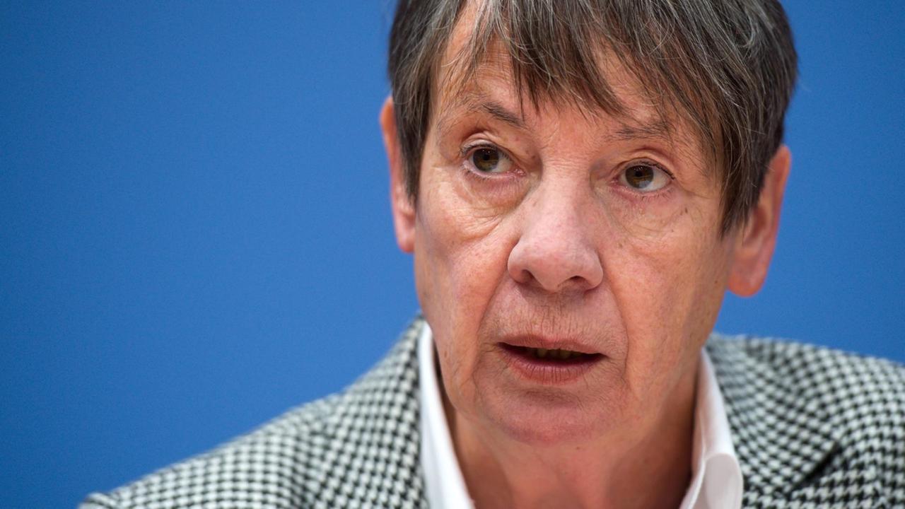 Bundesumweltministerin Barbara Hendricks (SPD) stellt am 14.10.2015 bei einer Pressekonferenz in Berlin die Naturschutzoffensive der Bundesregierung vor. Bundesumweltministerin Barbara Hendricks (SPD) stellt am 14.10.2015 bei einer Pressekonferenz in Berlin die Naturschutzoffensive der Bundesregierung vor.