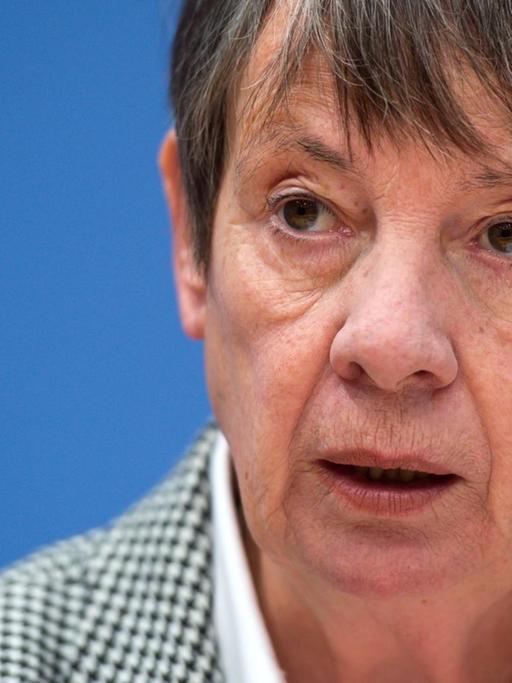 Bundesumweltministerin Barbara Hendricks (SPD) stellt am 14.10.2015 bei einer Pressekonferenz in Berlin die Naturschutzoffensive der Bundesregierung vor.