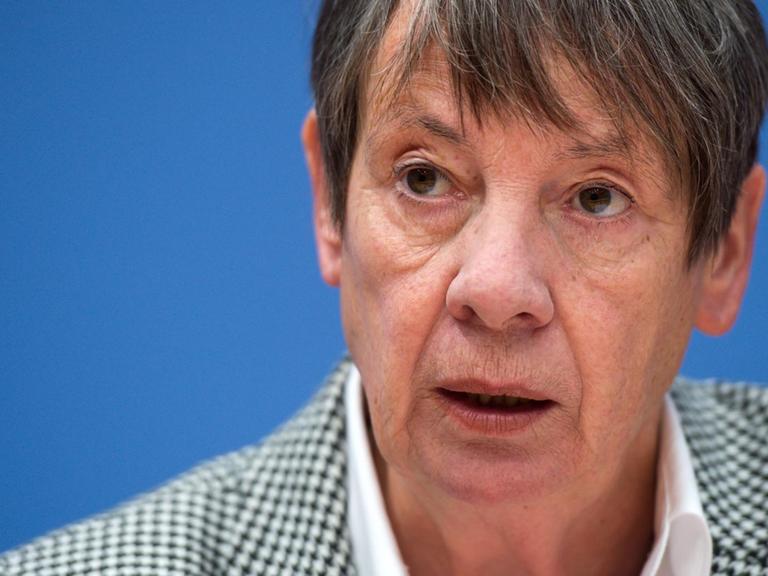 Bundesumweltministerin Barbara Hendricks (SPD) stellt am 14.10.2015 bei einer Pressekonferenz in Berlin die Naturschutzoffensive der Bundesregierung vor.