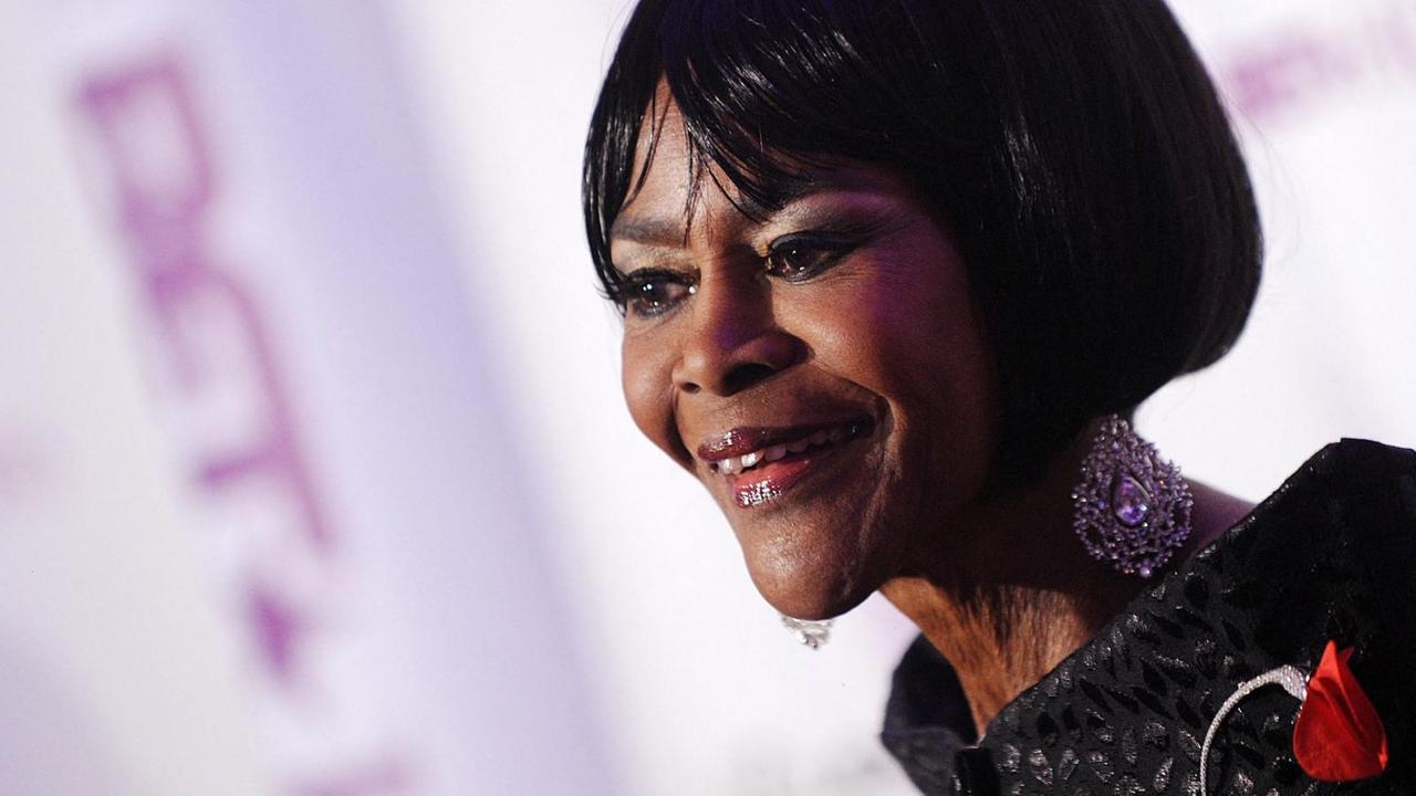 Die Schwarze Schauspielerin Cicely Tyson seht da und lächelt. Die Schwarze Schauspielerin Cicely Tyson seht da und lächelt.