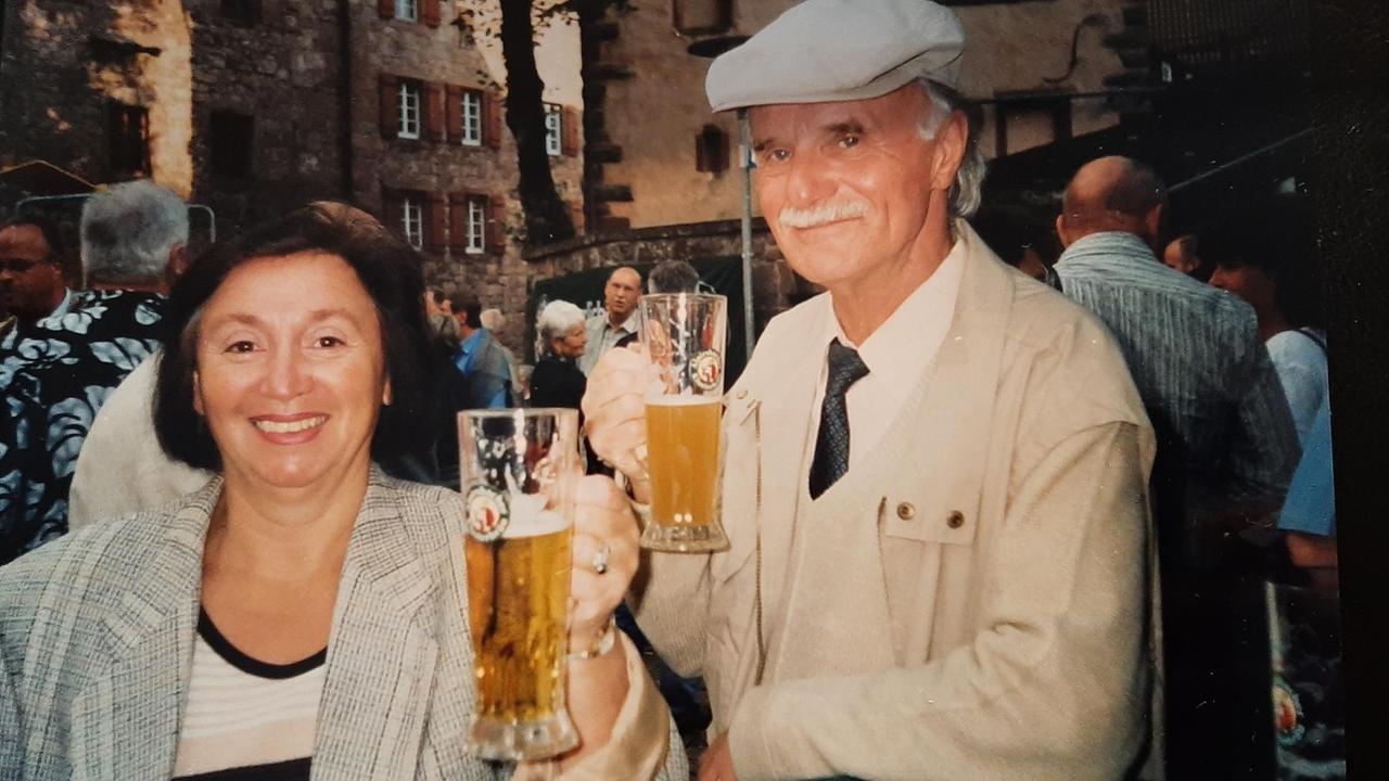 Fridrich und Larissa Bondar, die Eltern von Julia , kurz nach ihrer Ankunft in Deutschland mit Biergläsern in der Hand