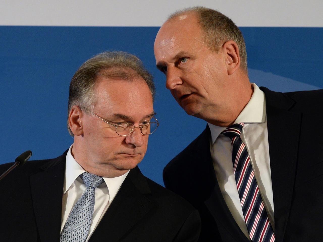 Der brandenburgische Ministerpräsident Dietmar Woidke (SPD) mit dem Ministerpräsidenten Sachsen-Anhalts, Reiner Haseloff (CDU)