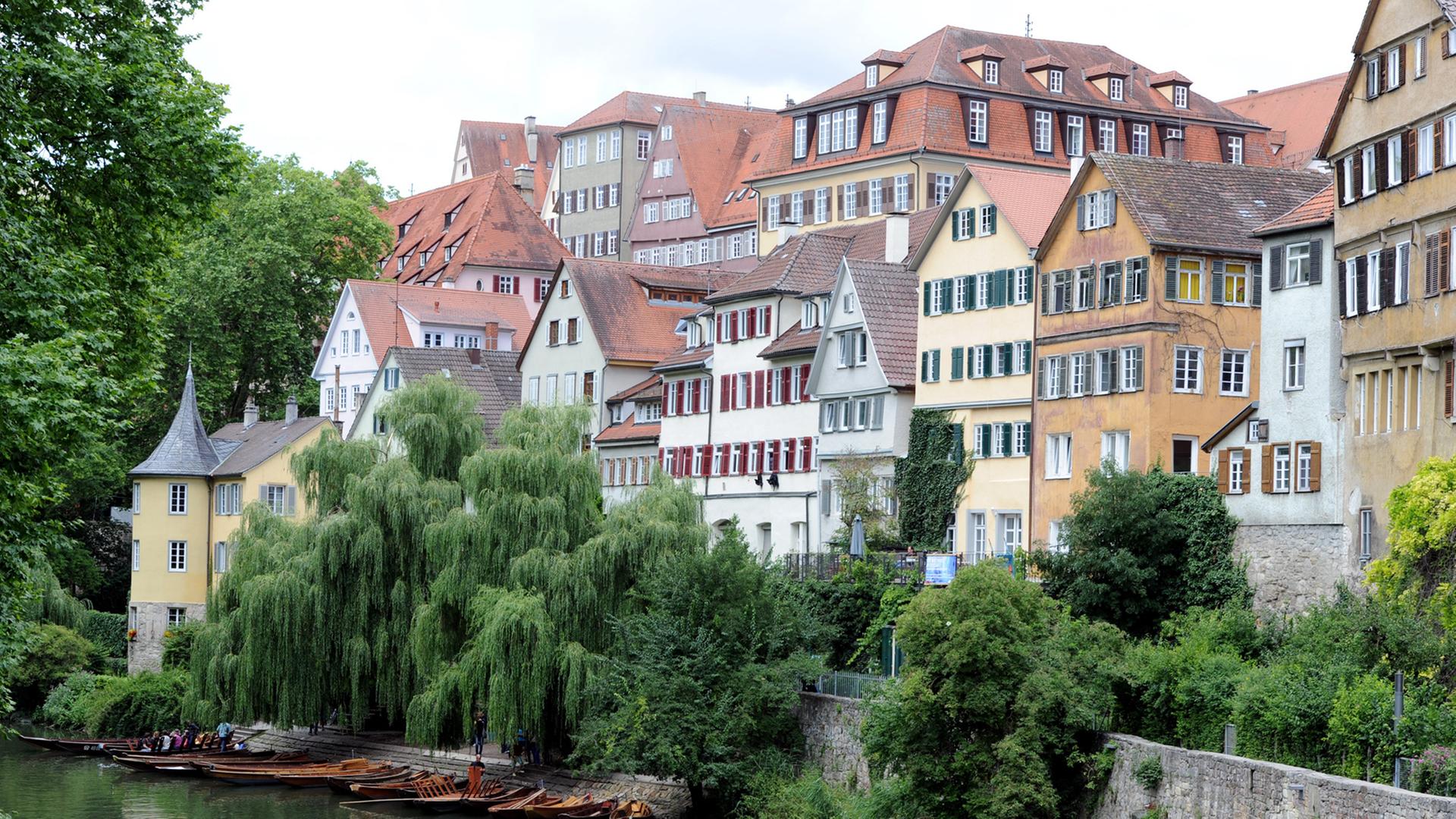 Die Altstadt von Tübingen am Neckar in Baden-Württemberg am Neckar, links der Hölderlinturm: Bei der Stadtentwicklung setzt man auf Baugemeinschaften. Die Altstadt von Tübingen am Neckar in Baden-Württemberg am Neckar, links der Hölderlinturm: Bei der Stadtentwicklung setzt man auf Baugemeinschaften.