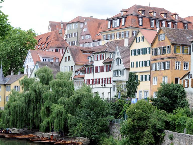 Die Altstadt von Tübingen am Neckar in Baden-Württemberg am Neckar, links der Hölderlinturm: Bei der Stadtentwicklung setzt man auf Baugemeinschaften.