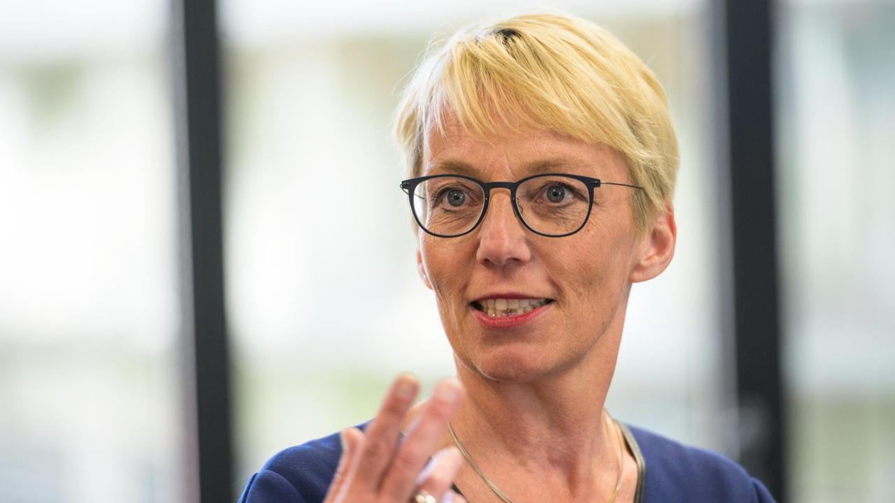 Porträt von Tanja Brühl, Präsidentin der TU Darmstadt. Porträt von Tanja Brühl, Präsidentin der TU Darmstadt.