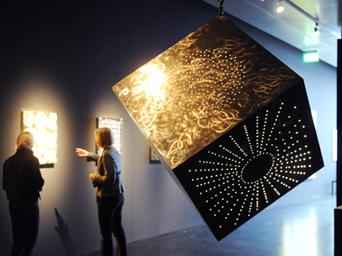 Im Karlsruher Zentrum für Kunst und Medientechnologie (ZKM) hängt das Werk "Pirouetten" des Künstlers Otto Piene aus dem Jahr 2012. Im Karlsruher Zentrum für Kunst und Medientechnologie (ZKM) hängt das Werk "Pirouetten" des Künstlers Otto Piene aus dem Jahr 2012.