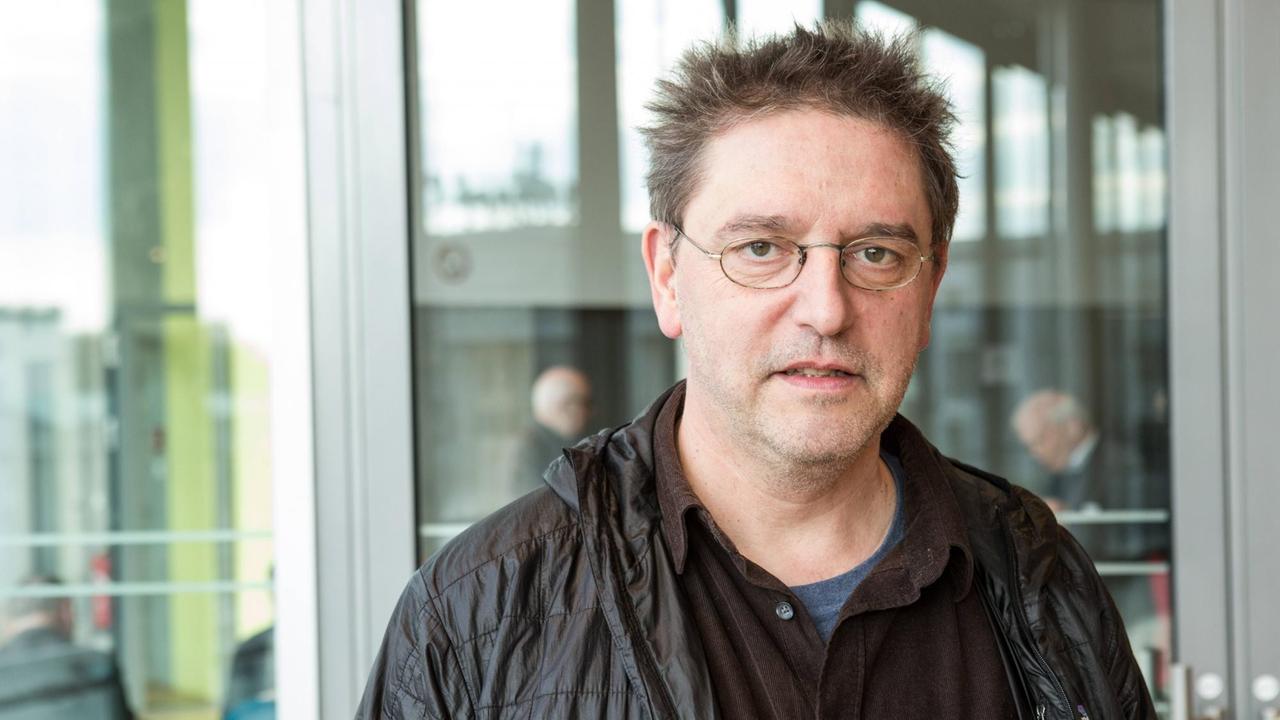 Der Musiker und Komponist Manos Tsangaris posiert für ein Foto.
Der Musiker und Komponist Manos Tsangaris posiert für ein Foto.