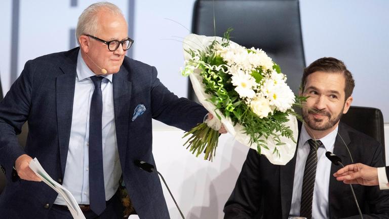 Fritz Keller mit Blumenstrauß in der Hand nach der Wahl zum DFB-Präsidenten.
