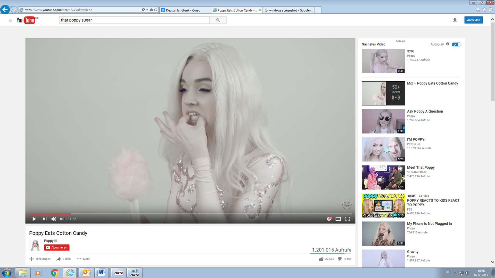 Ein Screenshot von Poppys YouTube Video "Poppy Eats Cotton Candy" - Poppy stopft sich Zuckerwatte in den Mund. Ein Screenshot von Poppys YouTube Video "Poppy Eats Cotton Candy" - Poppy stopft sich Zuckerwatte in den Mund.
