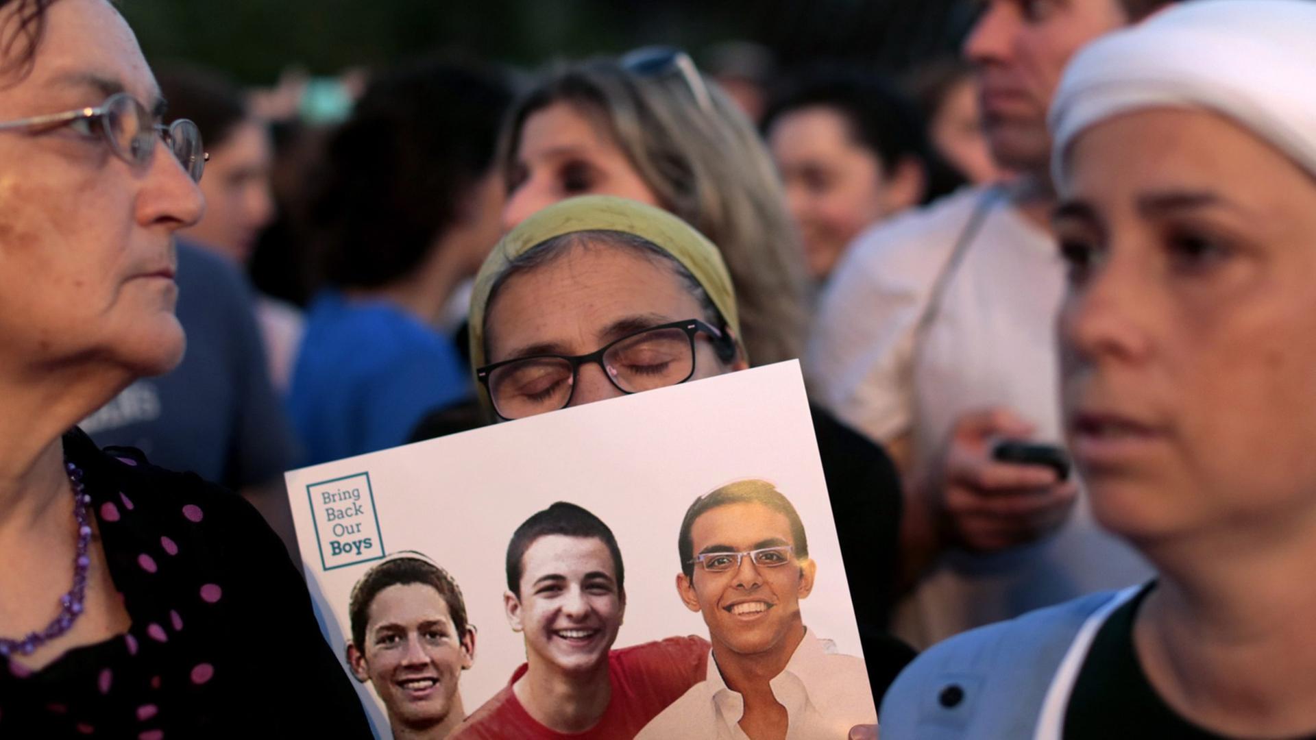 Demonstranten der Aktion "Bring Our Boys Home" gestern in Rabin Square in Tel Aviv. Demonstranten der Aktion "Bring Our Boys Home" gestern in Rabin Square in Tel Aviv.