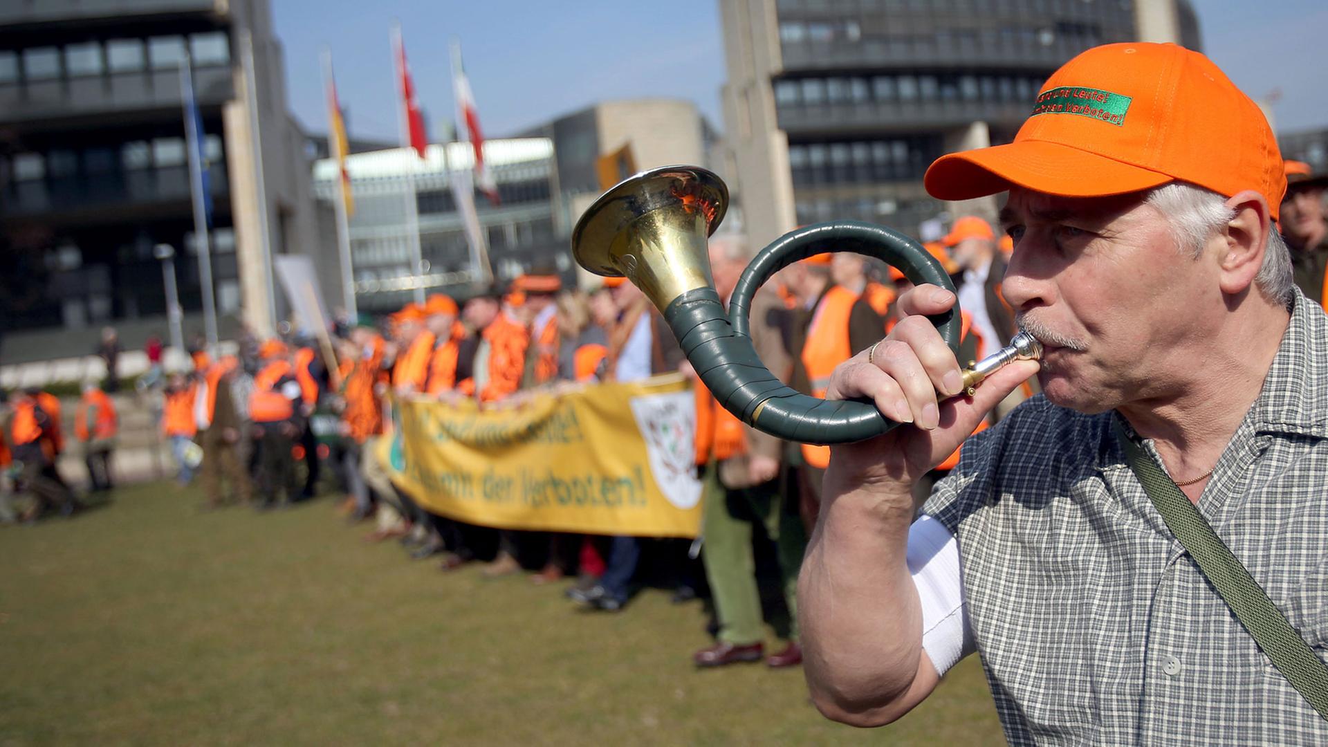 Jäger ziehen am 18.03.2015 in Düsseldorf (Nordrhein-Westfalen) vor den Landtag. Mehrere Tausend Jäger haben sich für einen Protestmarsch in Düsseldorf versammelt. Vor dem Landtag demonstrierten sie gegen das geplante neue Jagdrecht der rot-grünen Landesregierung. Jäger ziehen am 18.03.2015 in Düsseldorf (Nordrhein-Westfalen) vor den Landtag. Mehrere Tausend Jäger haben sich für einen Protestmarsch in Düsseldorf versammelt. Vor dem Landtag demonstrierten sie gegen das geplante neue Jagdrecht der rot-grünen Landesregierung.