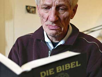 Ein alter Mann liest in der Bibel Ein alter Mann liest in der Bibel