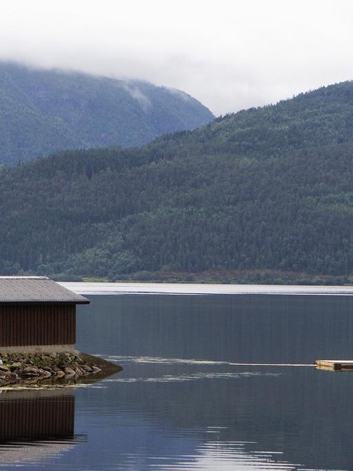 Der Blick auf eine einsame Hütte an einem See.
